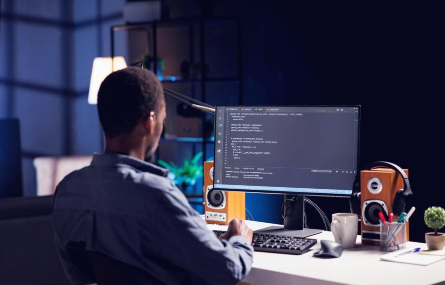 Studente che interagisce con contenuti digitali